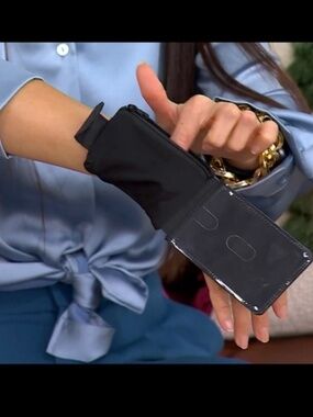 Sprigs Flip ID Wrist Wallet. Size: L/XL in Gray - New